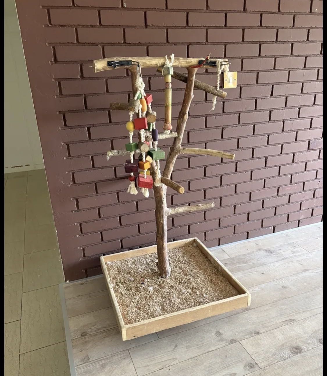 قفص كبير الحجم للبيع شبه جديد