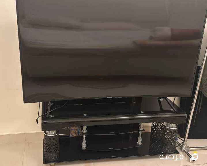 تلفزيون مع طاولة على 15