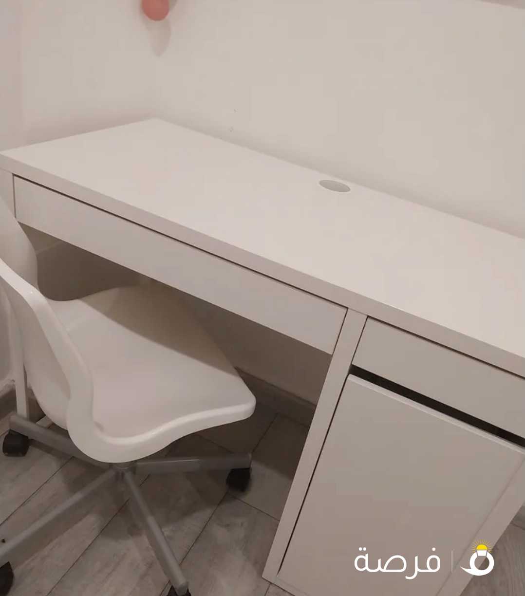 مكتب ايكيا مع كرسي