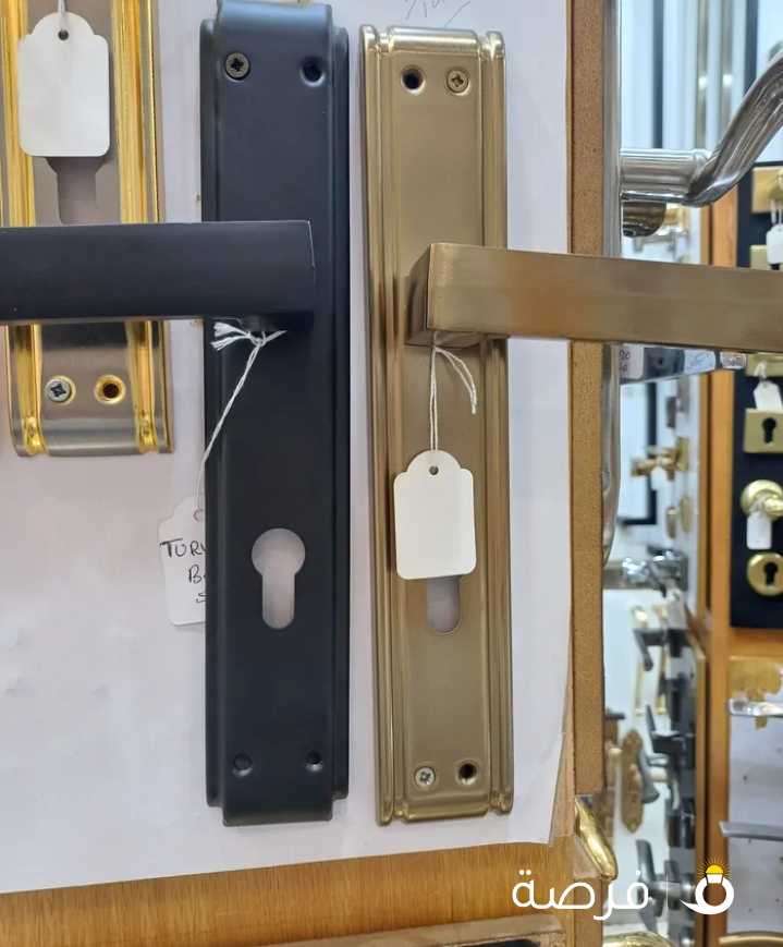 نجار وصيانة الاقفال ومفاتيح وتركيب يدات وسلندرات خشب والامنيوم وفتح الباب المقفول وتعليق الوحات