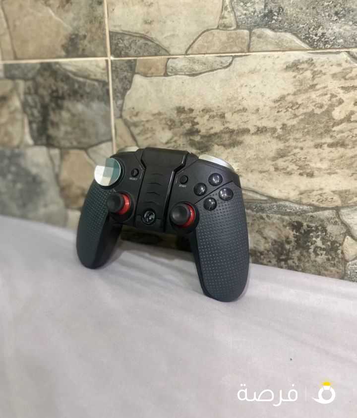 يده تشبك على التلفون