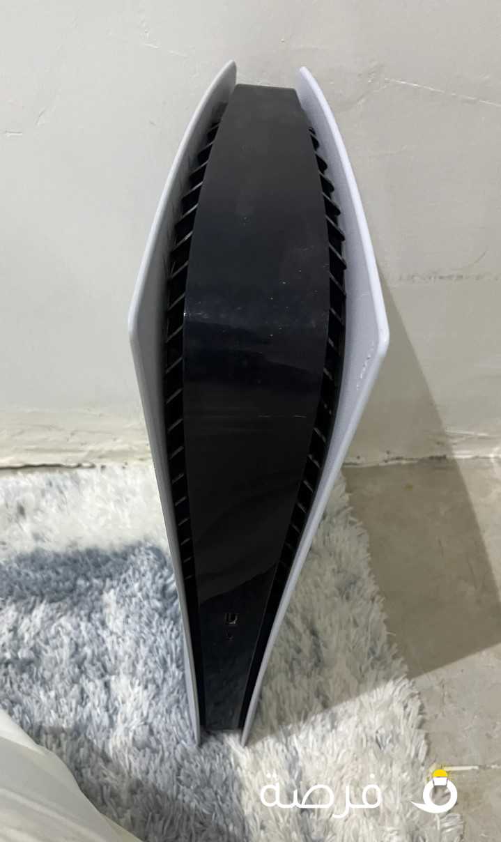 سوني فايف استعمال خفيف كالجديد مافيها ولا شي مع اليده