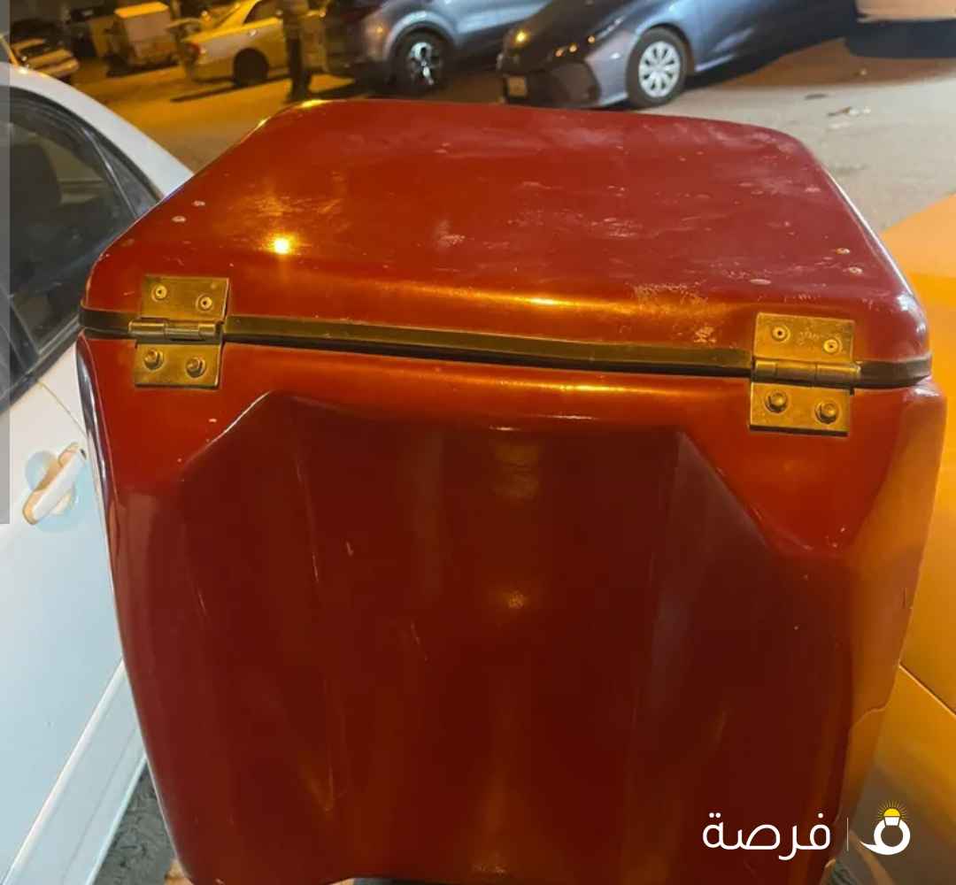 2 صندوق طلبات بالقعدة بتاعتهم سعر الصندوق 20 دينار