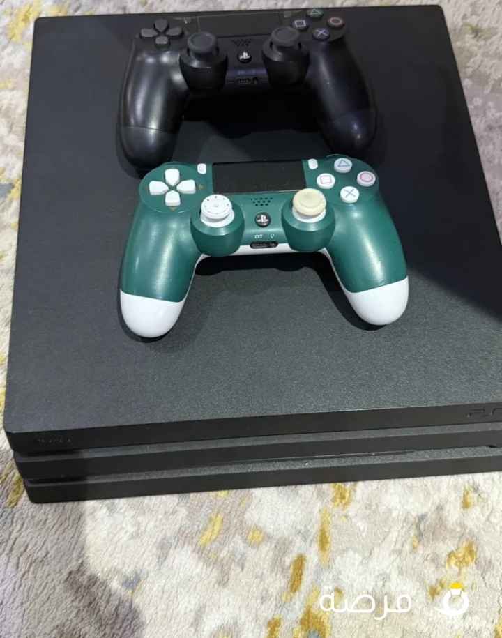 سوني فور برو مع يدتين