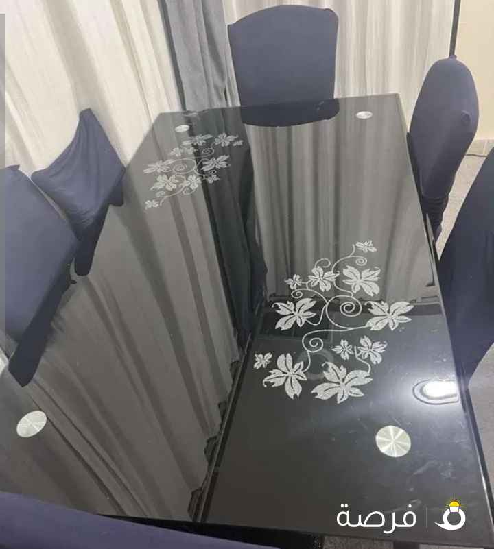 طاولة طعام للبيع 5 كراسي بحالة جيدة
