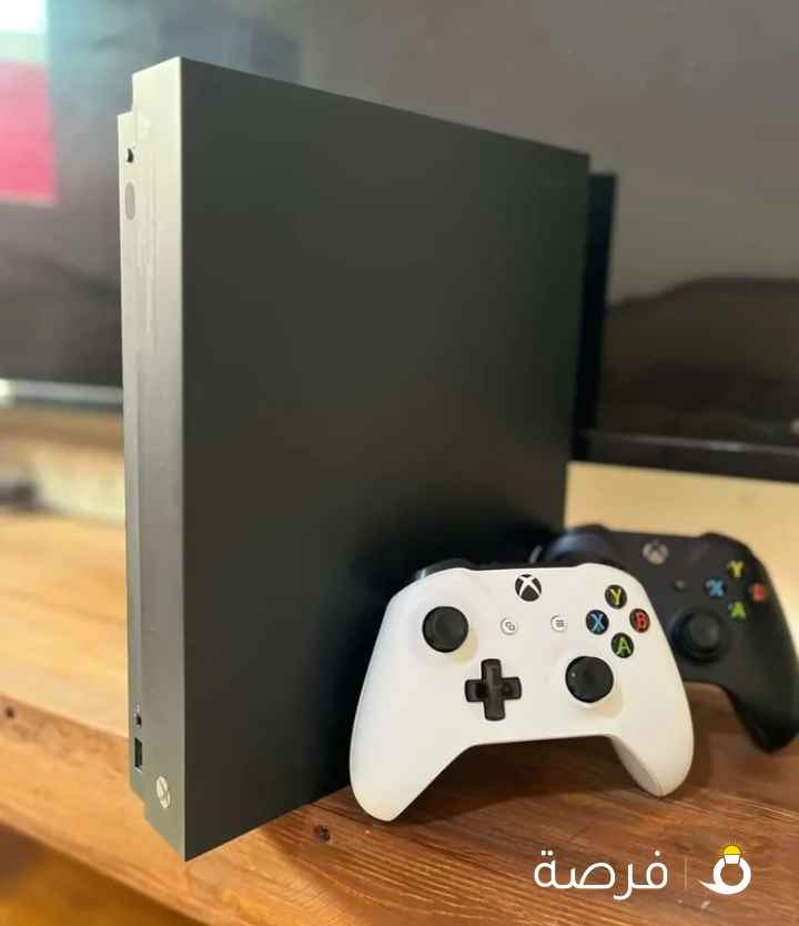 XBOX ONE X 1TB كالجديد حالته ممتازه
