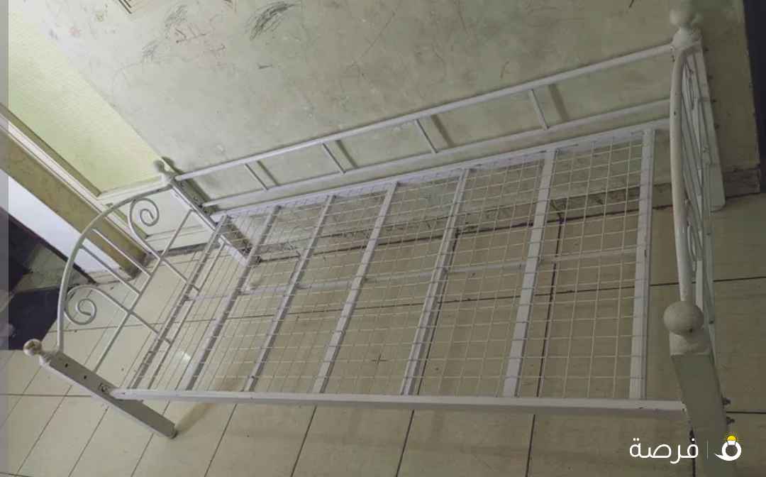 سرير حديد دورين الدور الثاني مفكوك السرير مافي اي شي وكل البراغي متوفره