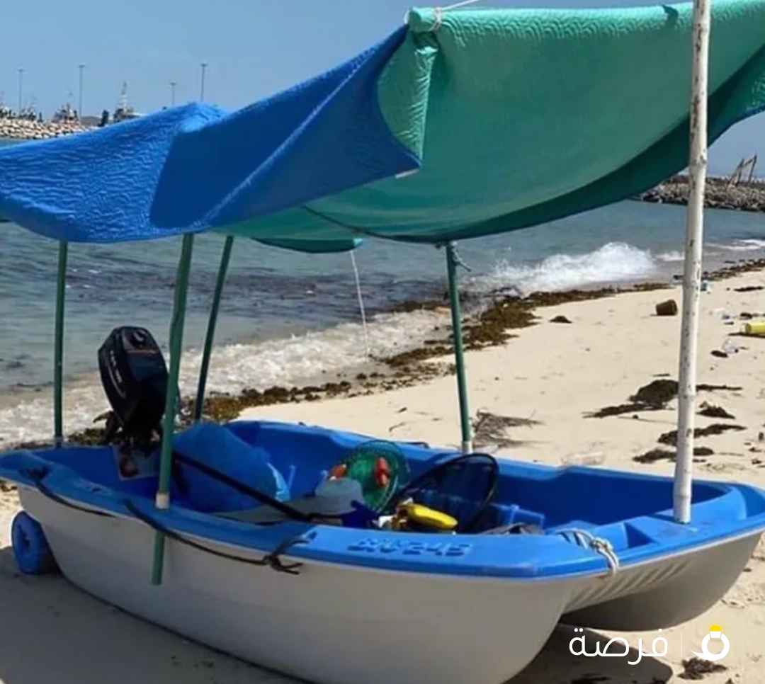 قارب مع مكينه