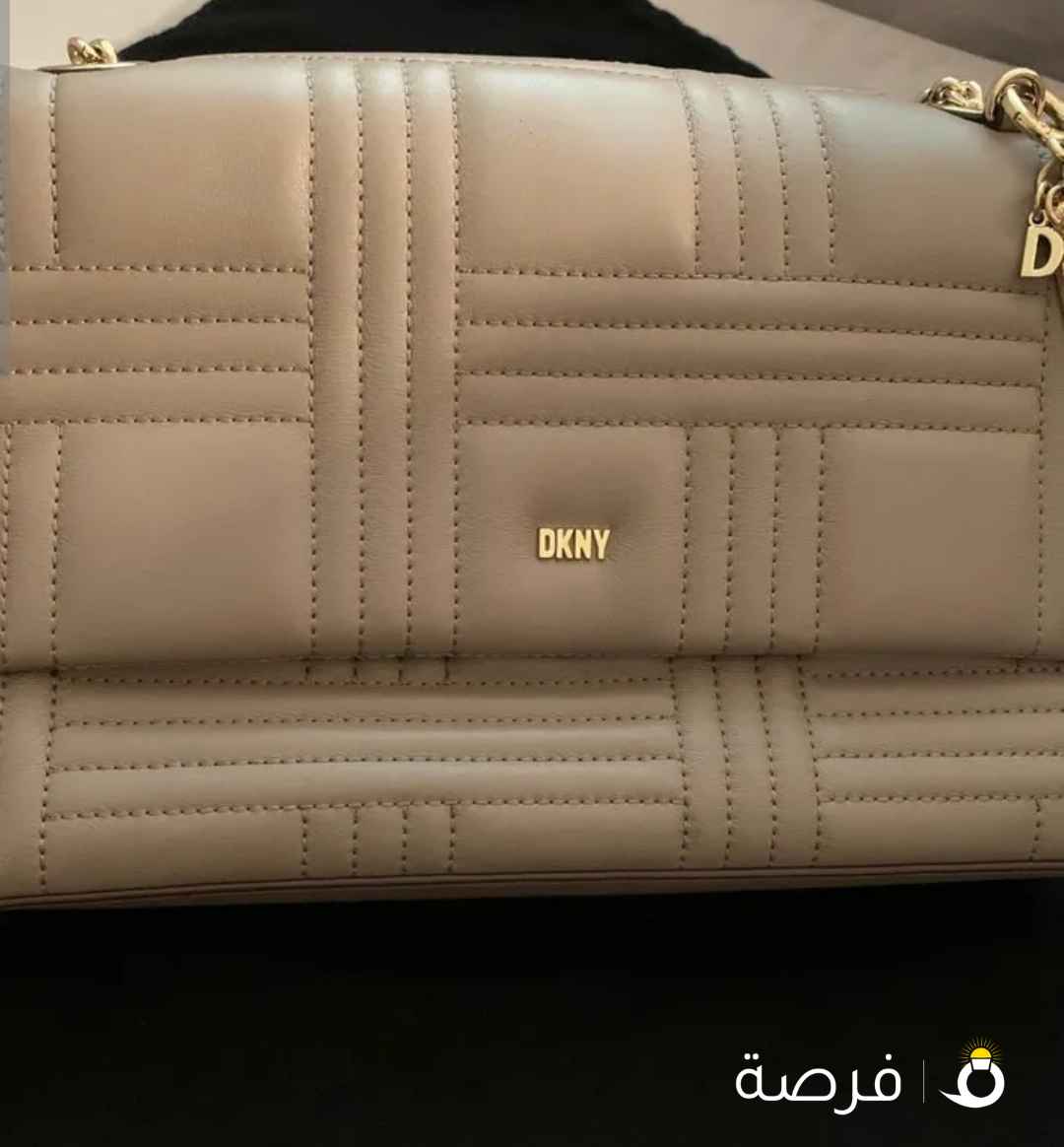 Lv wallet barely used vintage Like new Accepting offers aswell