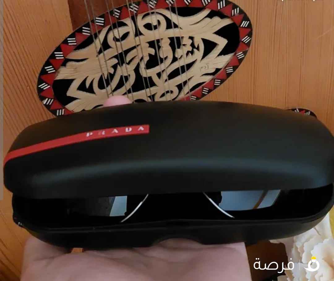 نظاره Prada للبيع مع الكرتون