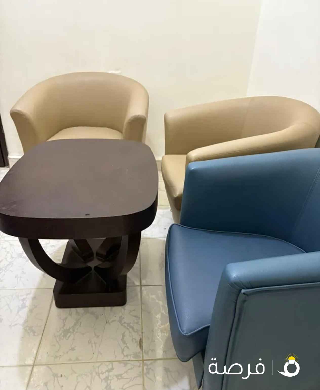 كراسي و طاولة