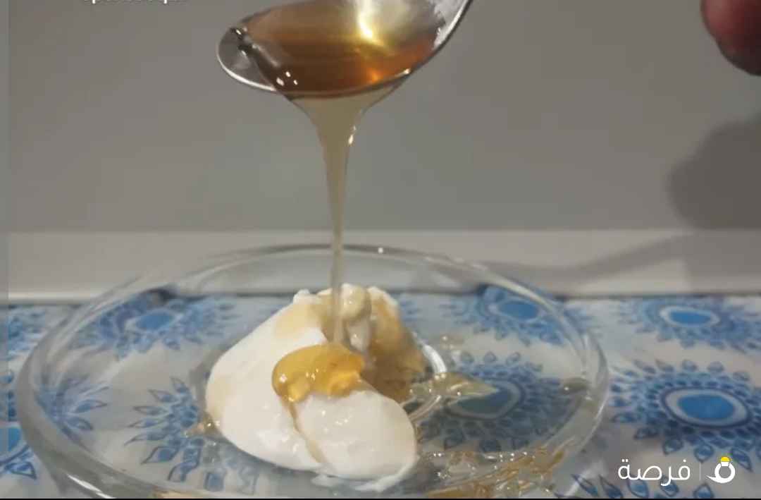 عسل نحل طبيعي 100%

عسل النحل هو سائل حلو ينتجه النحل من رحيق الأزهار، ويتمتع بخصائص غذائية وعلاجية فريدة. تتنوع فوائده الصحية والاستخدامات الطبية، ومن أبرزها:

1. مصدر للطاقة ومضادات الأكسدة:

* يحتوي العسل بشكل أساسي على السكريات الطبيعية مثل الجلوكوز والفركتوز، مما يجعله مصدرًا سريعًا للطاقة.

* غني بمركبات مضادة للأكسدة مثل الفلافونويدات والأحماض الفينولية التي تحارب الجذور الحرة وتقلل من الإجهاد التأكسدي، مما يساهم في الوقاية من الأمراض المزمنة.