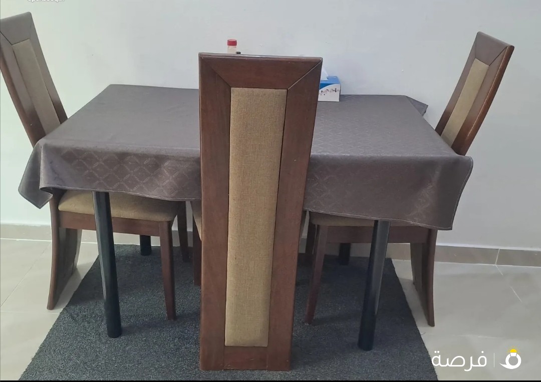 Dinning table with 4 chairs. Good condition