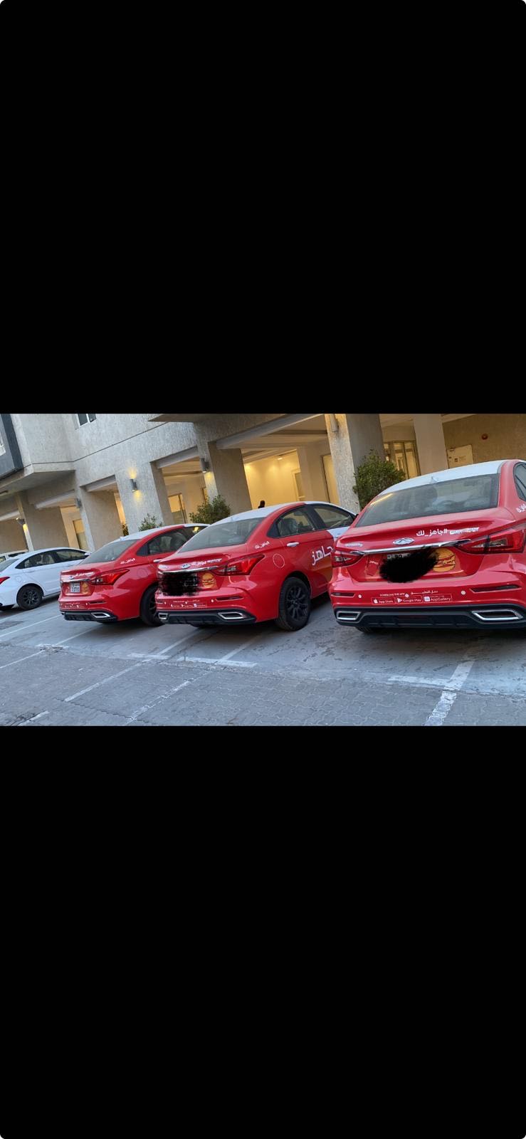 سائقين مع سياراتهم للعمل ف صيدلية 