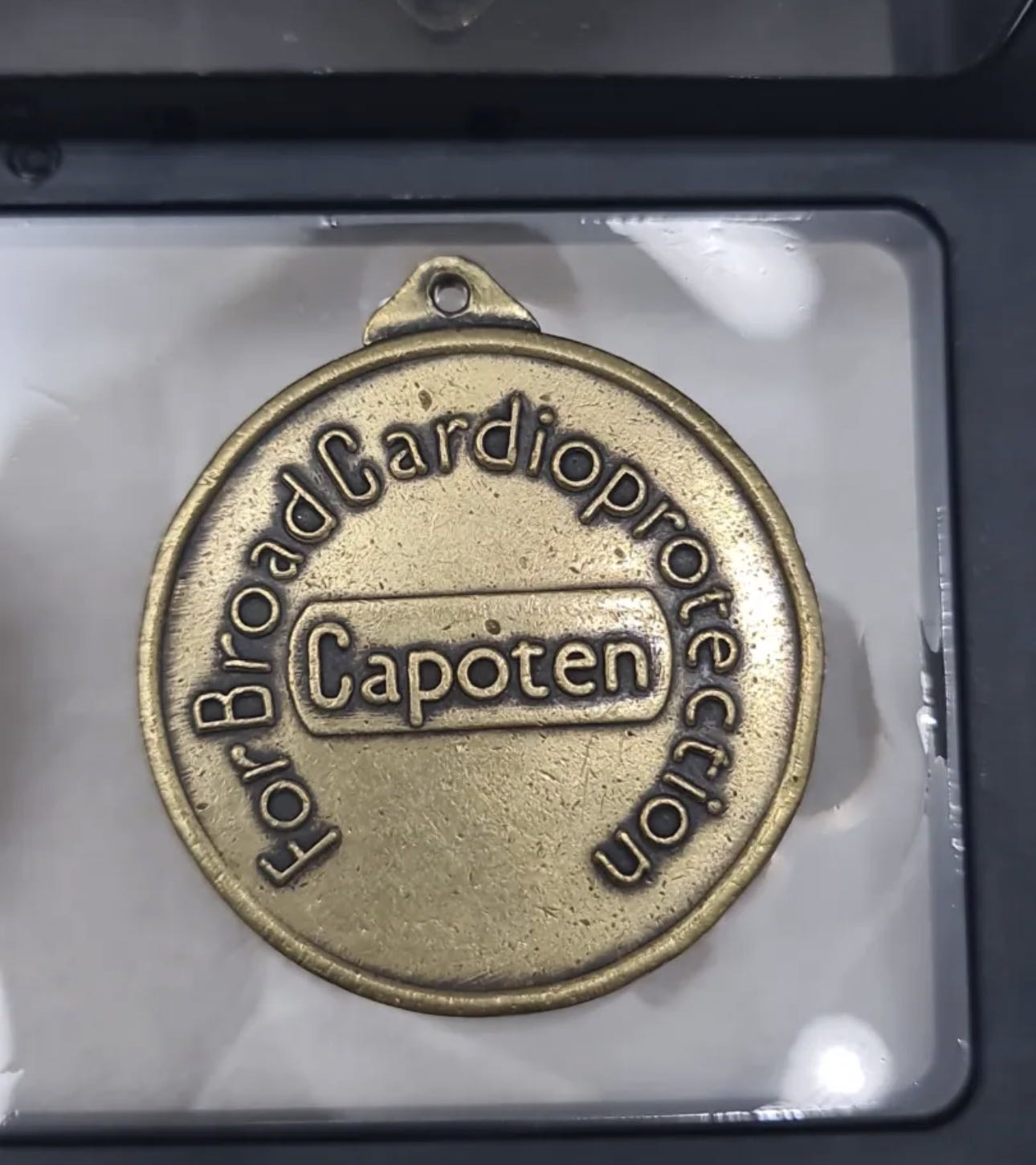 للبيع 3 ميداليات الصحه / التربيه / الأزباء