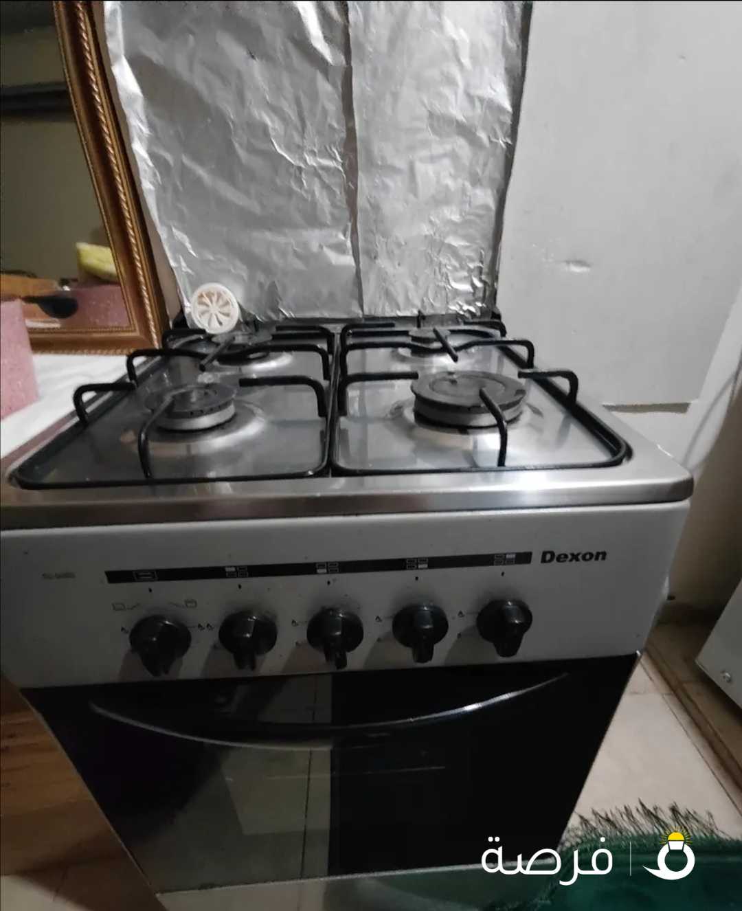 Gas stove with oven and gas cylinder