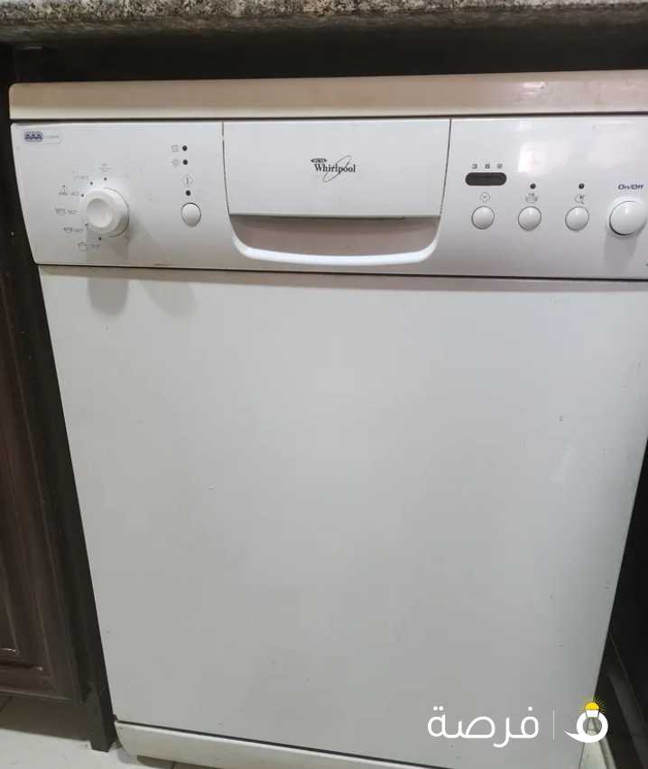 Very good condition Whirlpool dishwasher for sale in throw away price