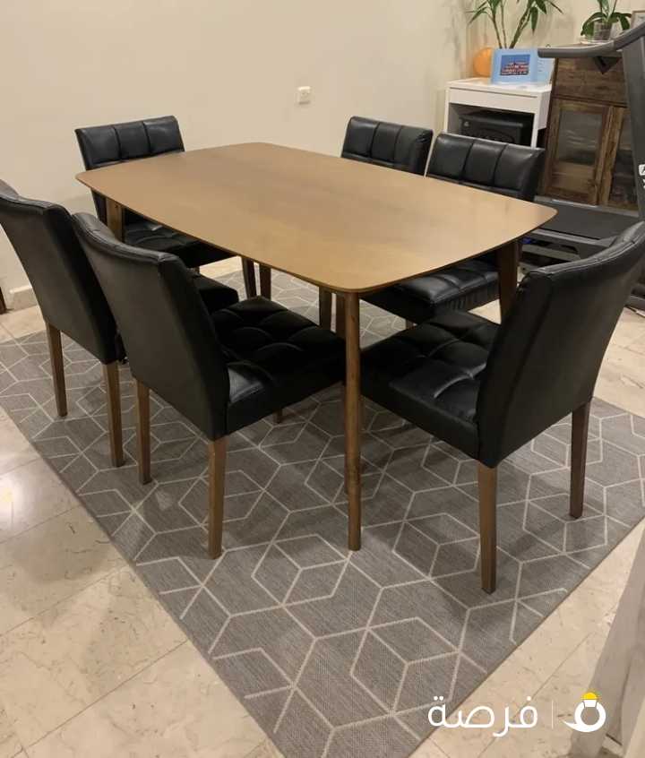 Dining table 6 seats - super clean