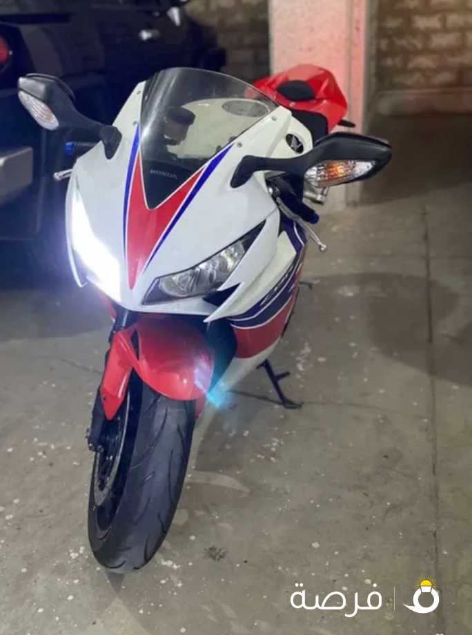 للبيع هوندا CBR1000 RRشرط الفحص موديل 2012 ماشي 49 الف توني مسويله سيرفس بالوكاله غيرت الطرمبه وسنسر المكينه وتوني مبدل السلف جديد واستخدام يومي السيكل ما يحتاج شي جاهز للموسم وتحويل مرور