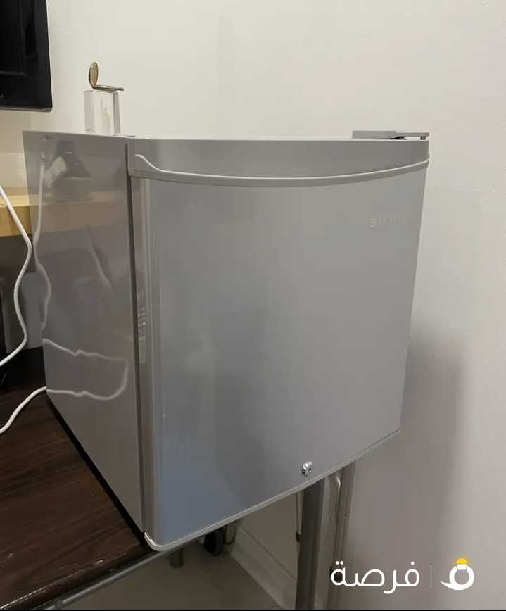 ثلاجة شبه جديدة