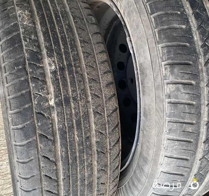 عدد 2 تاير حالتهم كما بالصور السعر 10 دنانير الواحد 5 دينار ويوجد طاسه بدون تاير لوحدها بسعر 3 دينار