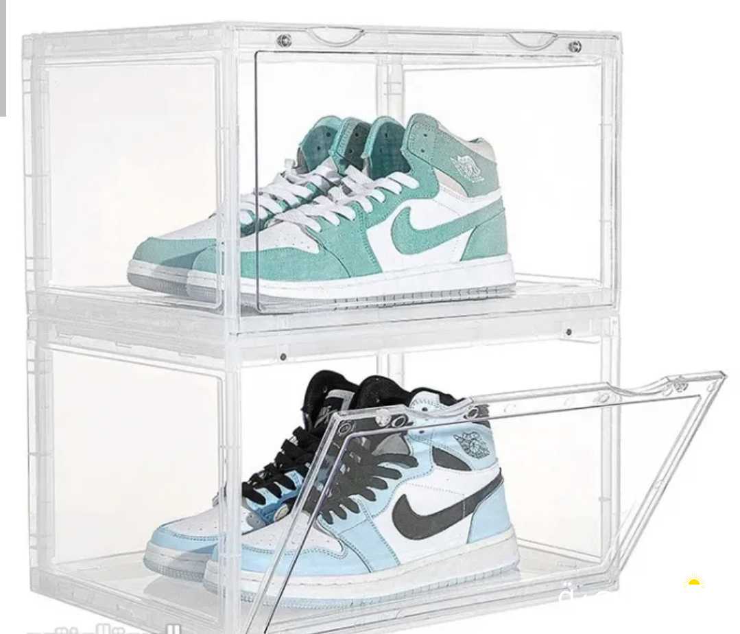 علب اكريلك مع باب مغناطيس للتخزين.