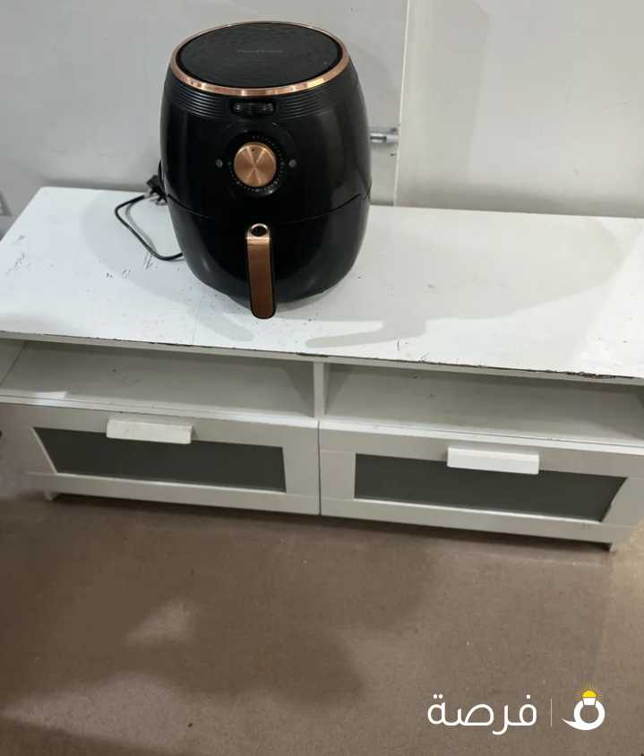 قلاية هوائية. طاولة تلفزيون