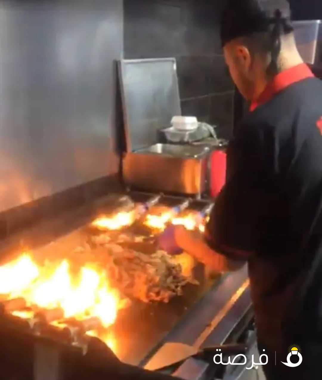 ابحت عن عمل انا شيف طباخ عربي و معلم شاورما