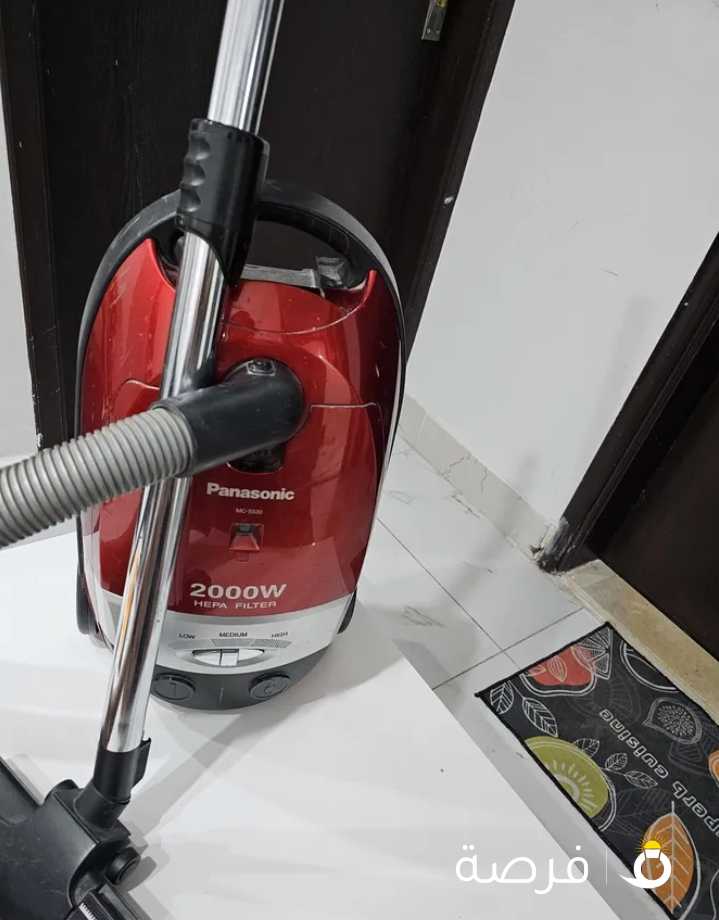 طاولة كوي وطنجرة على البخار ومكنسة كهربائية