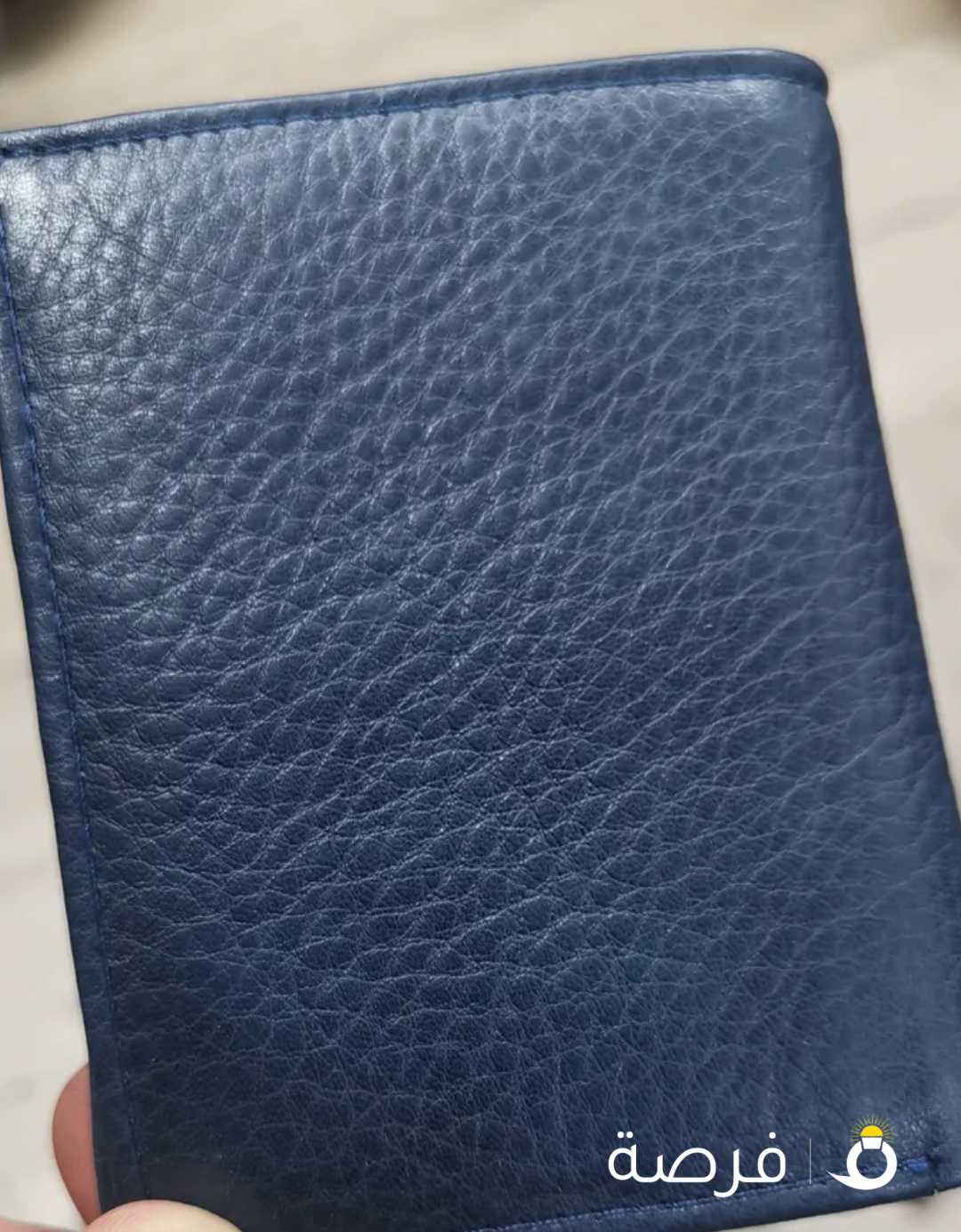 محفظة جلد طبيعي فاخرة بتصميم أنيق وأماكن متعددة لحفظ البطاقات والنقود.. عملية ومثالية لكل يوم