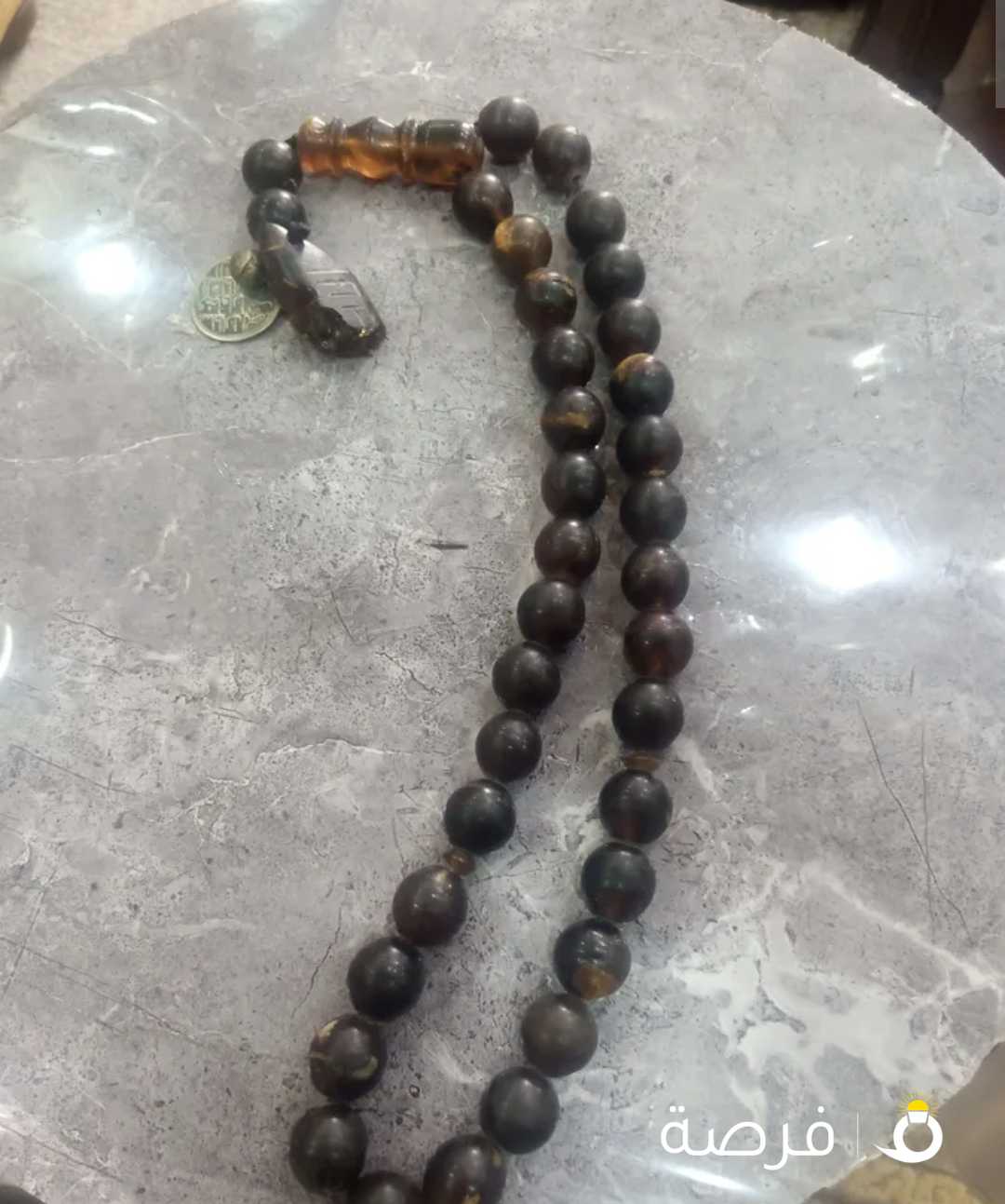 السلام عليكم مسبحه كهرمان قديم انتيك بسموها الجده لأنه قديمه قطعه فنيه جميله الوزن 80 غرام