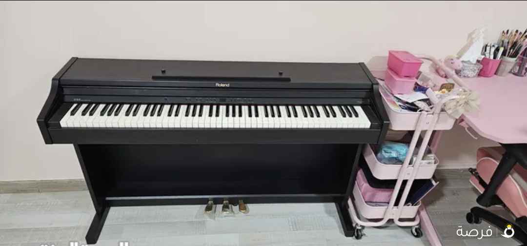 بيانو رولاند استعمال خفيف جدا وبحالة ممتازة Piano Roland، شبه جديد، تم شراءه من شركة اليوسفي.