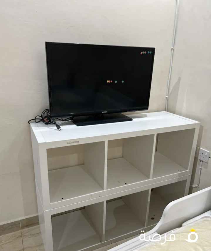 تلفزيون سامسونج صغير استعمال خفيف مع طاوله مكتبه بيضاء خشب نجاره