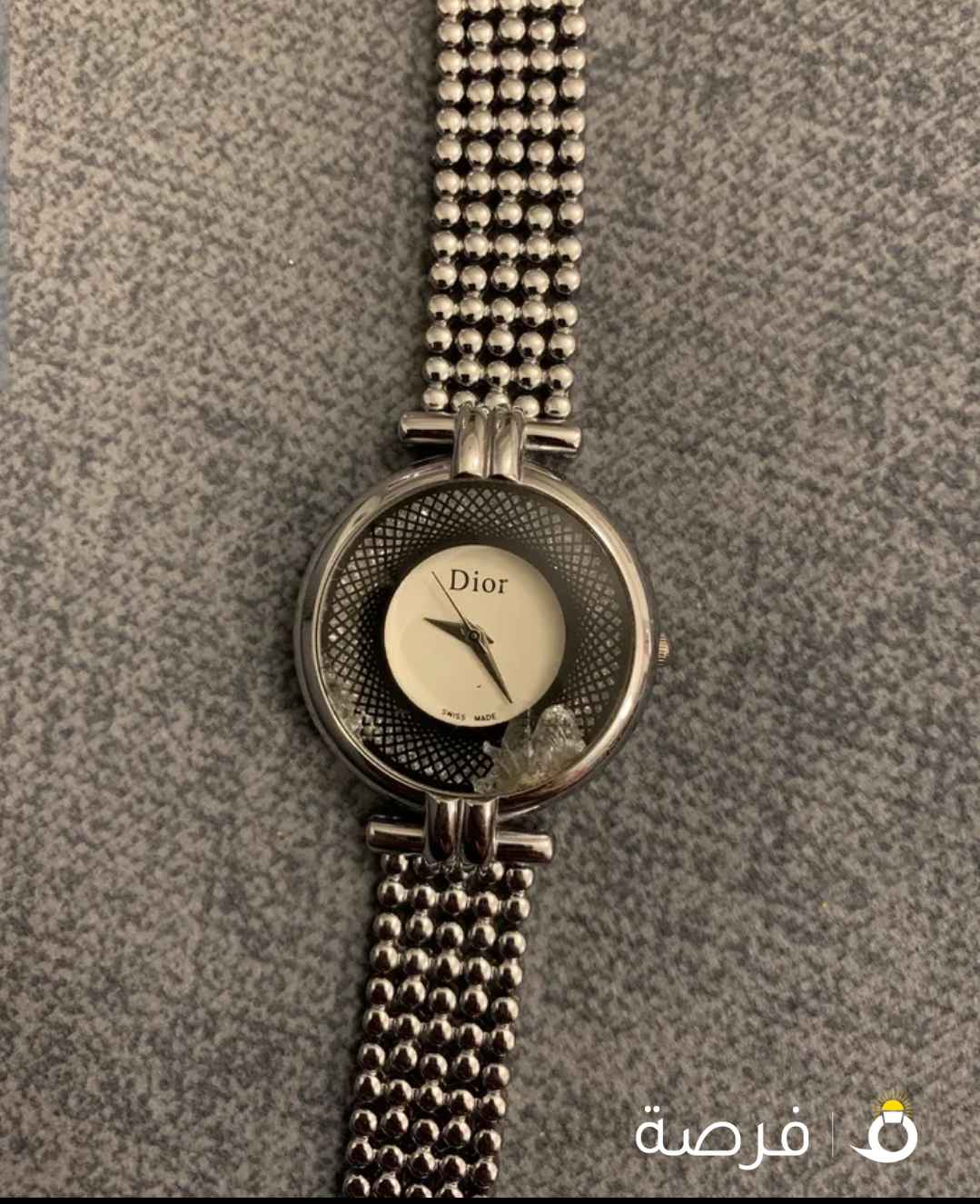 للبيع ساعه ديور سويسريه اصليه بس زجاج مكسور يتبدل عند محل ساعات مكينه شغاله وحلوه بلبس ماركتها ديور