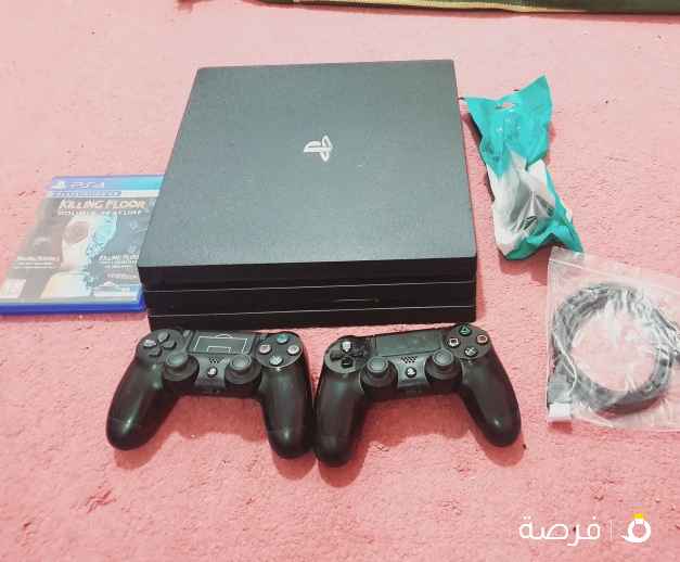 بلايستيشن فور مهكر برو بحاله ممتازه الف جيجا عليه 100 لعبه و2 دراع اصلى ووصلاته