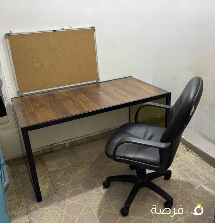 مكتب مستعمل نظيف الطول 170 العرض 45