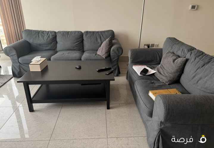 غرفة جلوس ثلاث مقاعد ومقعدين مع طاولة بالوسط