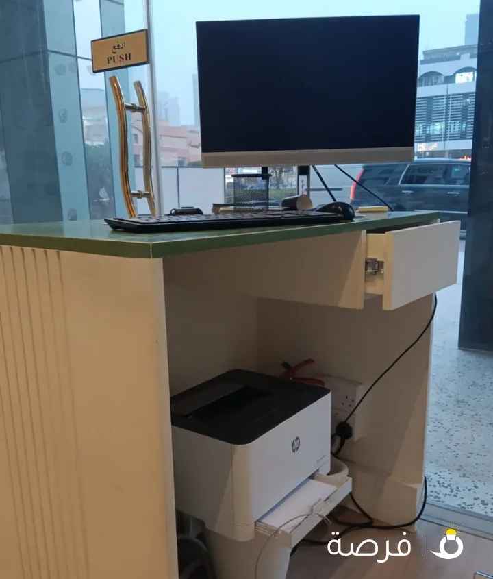 كمبيوتر مع طابعة واسكنر باركود وطابعة باركود