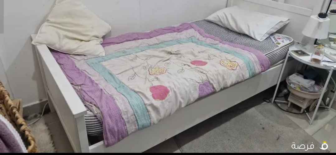 للبيع سرير فرد واحد (إيكيا) لون ابيض (200×90) مع عدد (2 مرتبه)