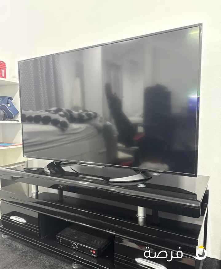 للبيع شاشة DIGITAL SHARP 50 بوصة مع طاولة ثابته وثقيله