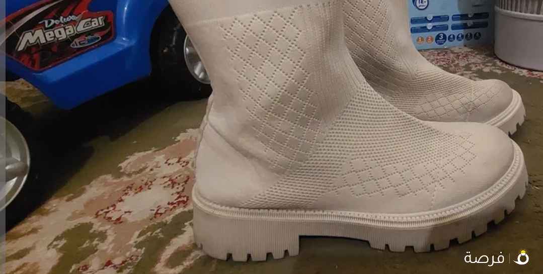 البوط لونه اوف وايت تحفه في اللبس ومريح وشيك جدا مقاس 41 لبسه واحده فقط = 5دينار