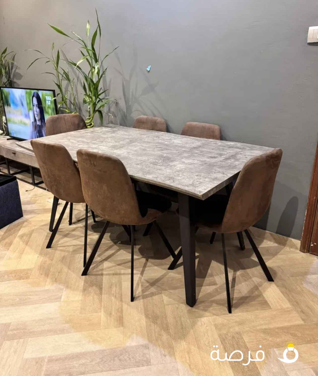 للبيع سفرة بالكراسي عدد 6 كراسي