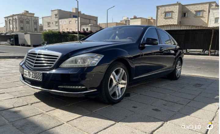 اللون كحلي من داخل رصاصي فاتح بحالة ممتازه