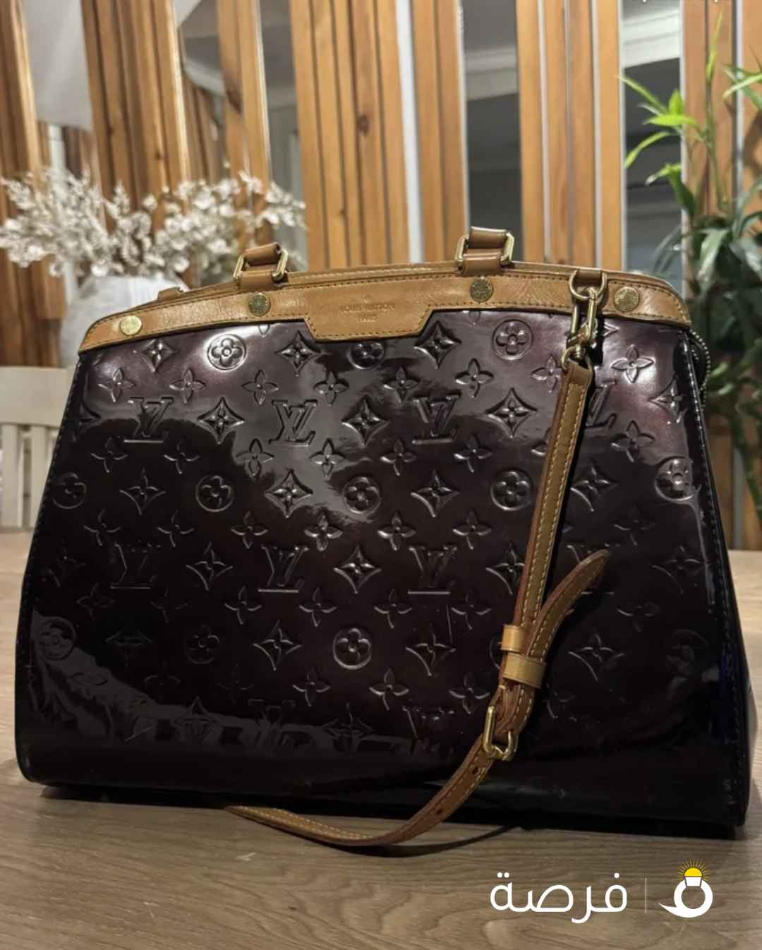شنطه ومحفظه لوي ڤيتون (Louis vuitton ) لونها عنابي غامق..