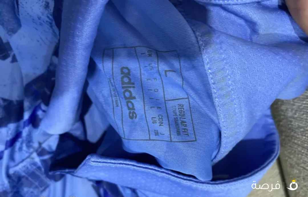 تيشيرت اديداس جديد واصلي بالون الأزرق مقاس لارج ويلبس مقاس اكس لارج خامه خفيفه ونظيفه ومافيه اي عيوب