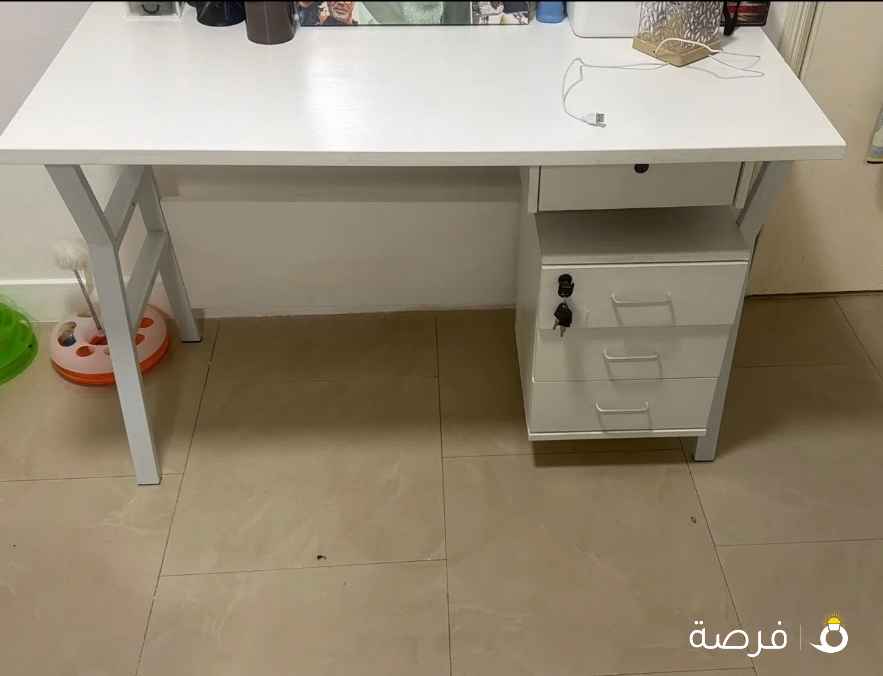 مكتب مع كرسي للبيع في حالة ممتازه