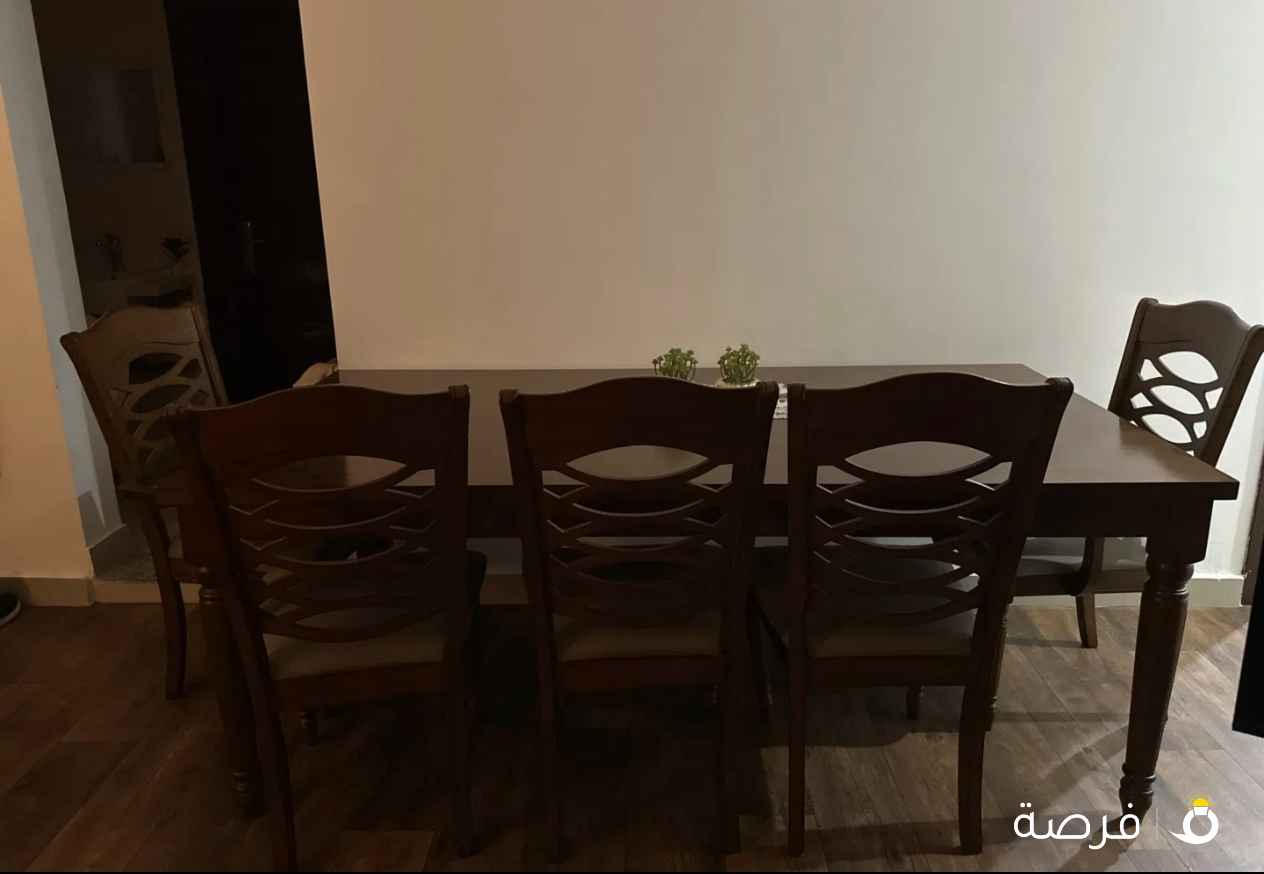 طاولة طعام 8 كراسي نظيفه
