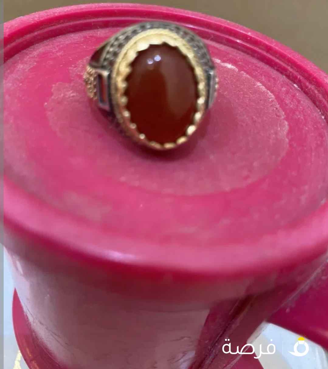 خاتم فضه عقيق يمني اصلي مطرز من علي الجوانب بالون الذهبي واللون الاحمرالغامق