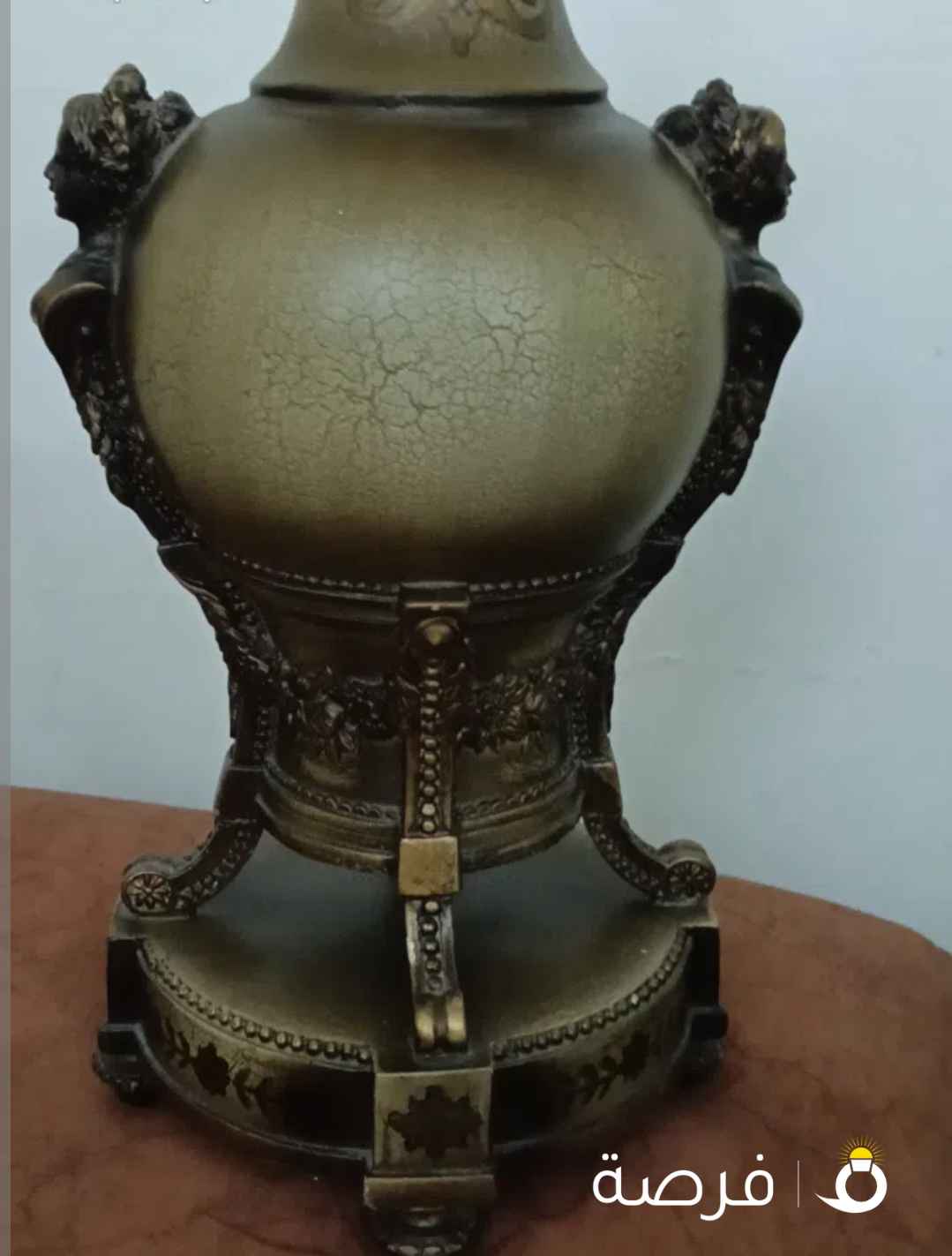 هذه القطعة عبارة عن ساعة مكتبية مصممة على شكل جرة (Urn clock) وهي تعتبر من التحف الفنية