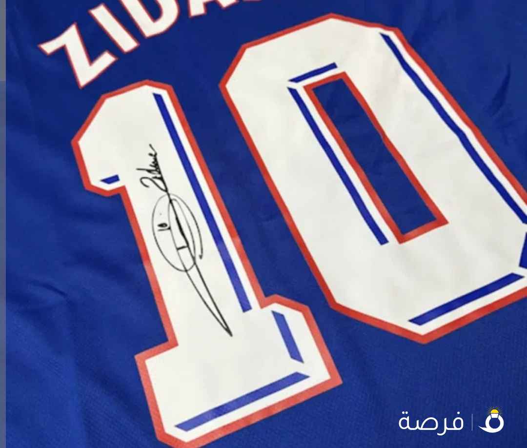 مجموعة كبيرة من تيشيرتات موقعة من لاعبين كرة القدم